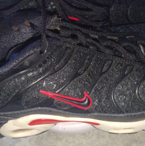 Nike(2018) Black and Red Women's Sneakers - Picture 3 of 14